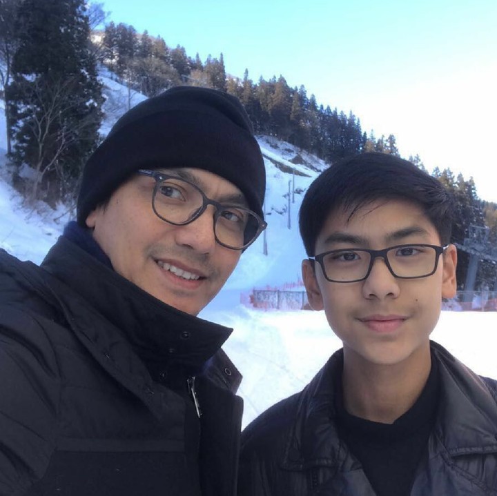 <p>Ini ayah anak atau kakak adik? He-he, mirip banget. (Foto: Instagram/gunawan_sudrajat_real)</p>