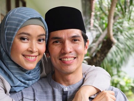Kemesraan Adrian Maulana dan Dessy yang Sudah Menikah 17 Tahun