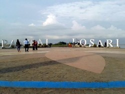 Gubernur Sulsel Prihatin Pantai Losari Dipenuhi Sampah
