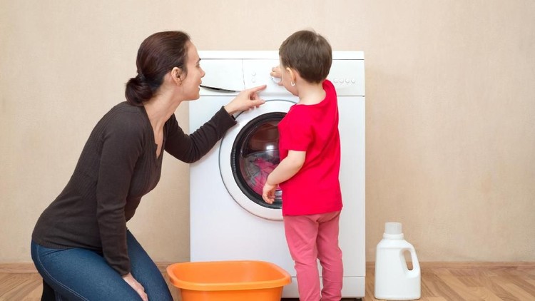 Anak umurnya masih 3 tahun, bukan berarti mereka belum bisa mencoba melakukan pekerjaan rumah tangga lho.