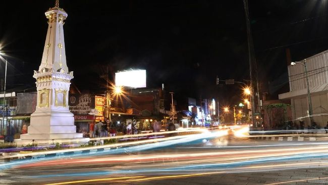 Gusti Kanjeng Ratu (GKR) Hayu mengkritik desain baju komersial yang menggambarkan logo keraton Yogyakarta dan dipampang di dalam papan reklame