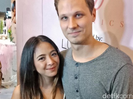 Nadia Vega Diboyong Suami Bule Mualaf ke Singapura, Begini Kabarnya