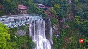 VIDEO: Pemandangan dari Jembatan Kaca Tertinggi di Dunia