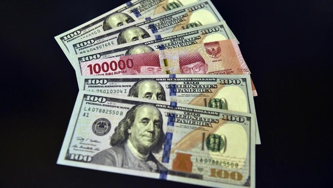 Rupiah melemah 0,24 persen ke posisi Rp14.515 per dolar AS pada perdagangan pasar spot Senin (10/12) pagi ini karena minim sentimen positif.