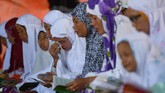 FOTO: Pupusnya Asa Keluarga Korban Sinar Bangun di Danau Toba Keluarga korban kapal tenggelam di Danau Toba, KM Sinar Bangun memupus asa karena evakuasi yang dihentikan. Jasad para korban kini bersemayam di dasar danau.