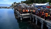FOTO: Pupusnya Asa Keluarga Korban Sinar Bangun di Danau Toba Keluarga korban kapal tenggelam di Danau Toba, KM Sinar Bangun memupus asa karena evakuasi yang dihentikan. Jasad para korban kini bersemayam di dasar danau.