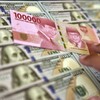 Lembaran mata uang rupiah dan dollar AS diperlihatkan di salah satu jasa penukaran valuta asing di Jakarta, Senin (2/7). Mata uang rupiah di pasar spot exchange berada di level Rp14.375 per dolar AS atau terdepresiasi 50 poin atau 0,35 persen dibandi