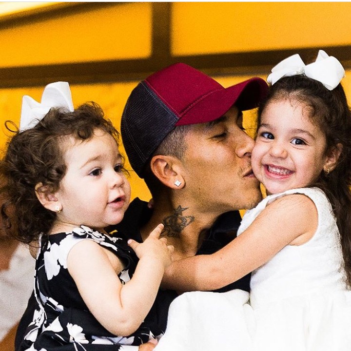 <p>Di luar lapangan hijau, Firmino adalah sosok ayah penyayang keluarga. (Foto: Instagram @roberto_firmino)</p>
