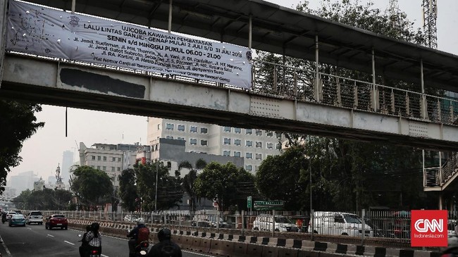 Wagub DKI Sandiaga Uno mendapatkan laporan pelanggaran terjadi tiap menit setelah pembatasan kendaraan ganjil-genap diperluas sejak awal pekan ini.