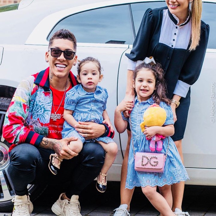 <p>Nggak ada yang lebih membahagiakan dibanding melihat anak dan istri bahagia. Jadi seorang ayah pasti siap melakukan apa saja. (Foto: Instagram @roberto_firmino)</p>
