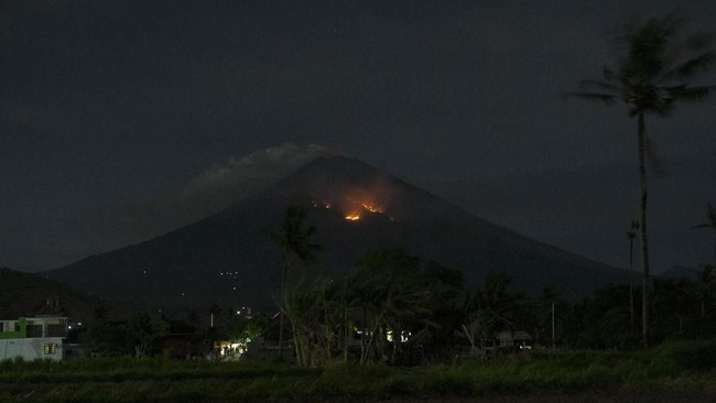 BPBD Bali berencana membuat hujan buatan jika kebakaran di Gunung Agung terus meluas.