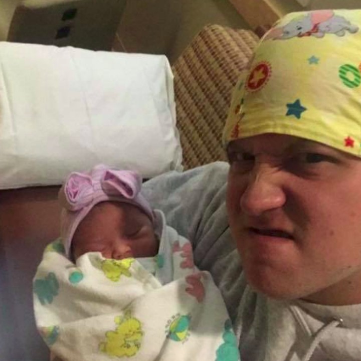 <p>Kata Max, sebagai ayah pasti dia merasa aneh banget ketika 'menyusui' si kecil. Tapi, dia bahagia bisa membantu anaknya mendapat nutrisi yang memang perlu didapat setelah dia lahir. (Foto: Facebook Maxamillian Kendall Neubauer)</p>