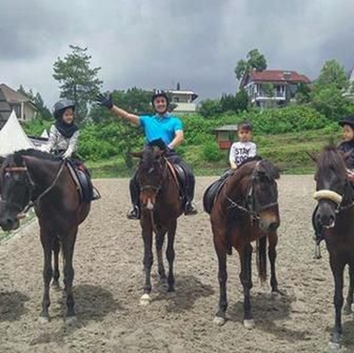 <p>Irfan dan keluarga barengan naik kuda. Della Sabrina Indah Putri, istri Irfan memegang salah satu anaknya biar nggak jatuh. (Foto: Instagram @irfanhakim75)</p>