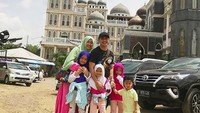 <p> Lagi kompak berbaju warna-warni. Kira-kira mereka mau ke mana ya? (Foto: Instagram @irfanhakim75)</p>