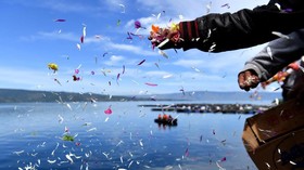 FOTO: Pupusnya Asa Keluarga Korban Sinar Bangun di Danau Toba