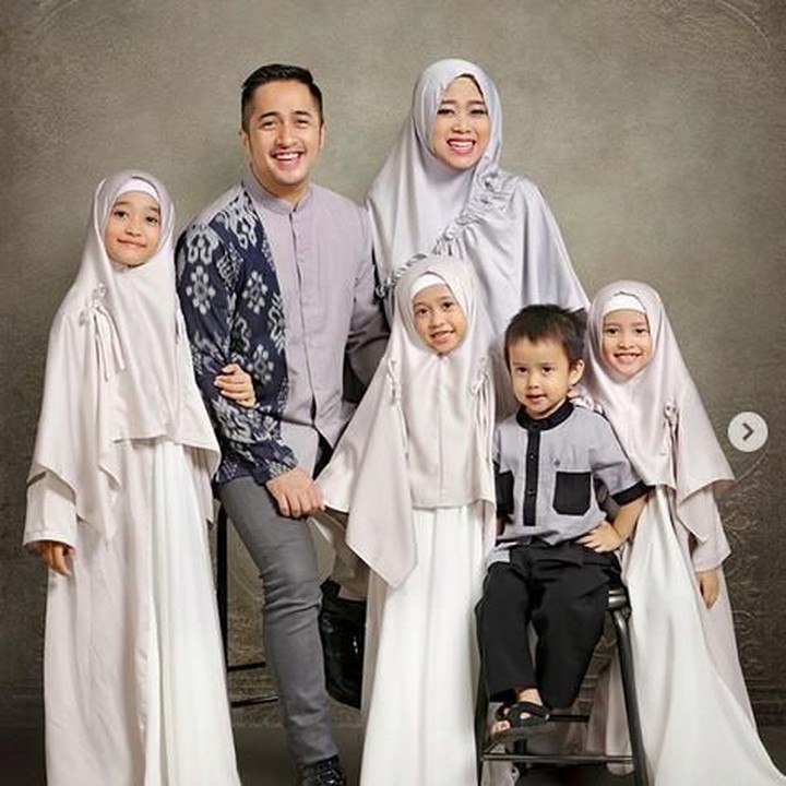 <p>Kali ini, mereka mengenakan baju seragam bareng berwarna abu-abu. Bunda suka? (Foto: Instagram @irfanhakim75)</p>