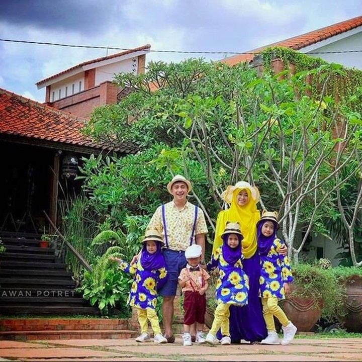 <p>Gaya 3 anak perempuan Irfan menggemaskan ya, Bun? (Foto: Instagram @irfanhakim75)</p>