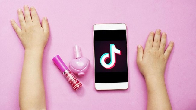 Tik Tok mengklarifikasi tidak menggunakan teknologi pengenal wajah untuk melakukan pembatasan umur pengguna seperti sempat dilontarkan oleh Kominfo.