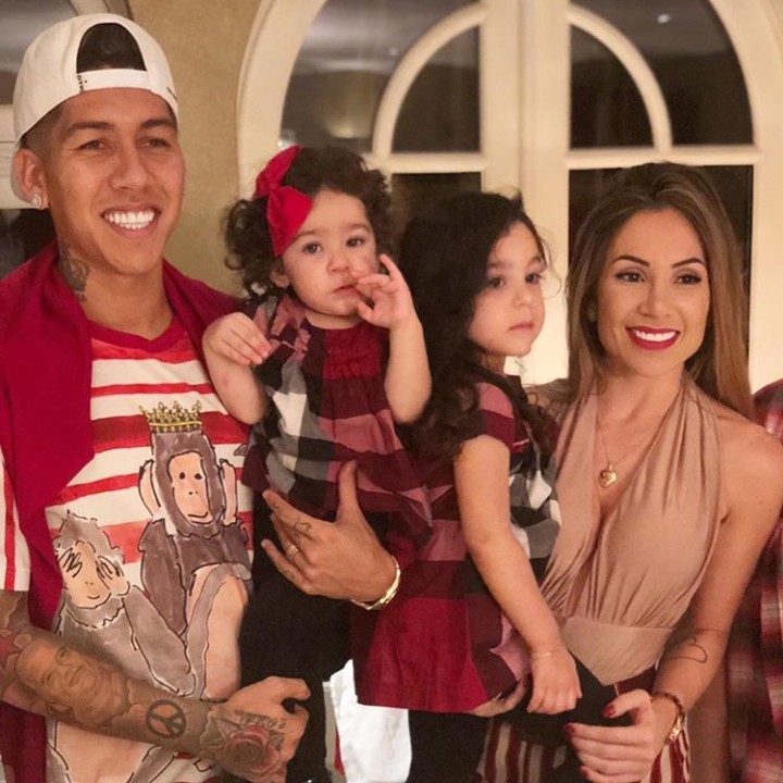 <p>Si kakak digendong bundanya, si adik digendong ayahnya. (Foto: Instagram @roberto_firmino)</p>