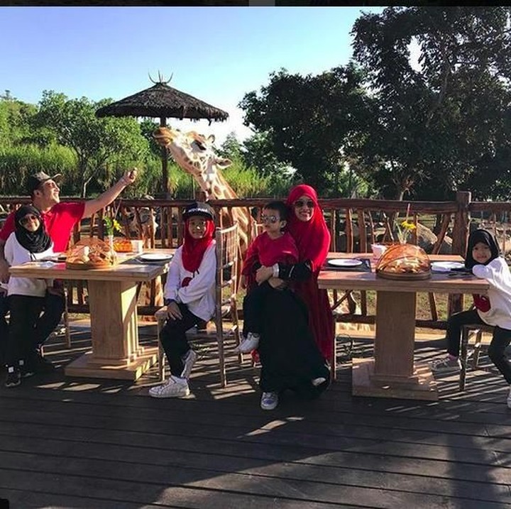 <p>Sarapan bareng jerapah. Seru ya! (Foto: Instagram @irfanhakim75)</p>