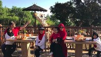 <p>Sarapan bareng jerapah. Seru ya! (Foto: Instagram @irfanhakim75)</p>