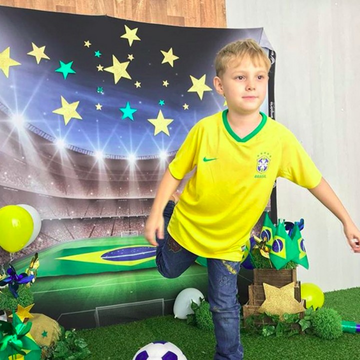 <p>Gaya David Lucca saat akan menendang bola. Sama kerennya dengan sang ayah ya, Bun? (Foto: Instagram/ @neymarjr)</p>