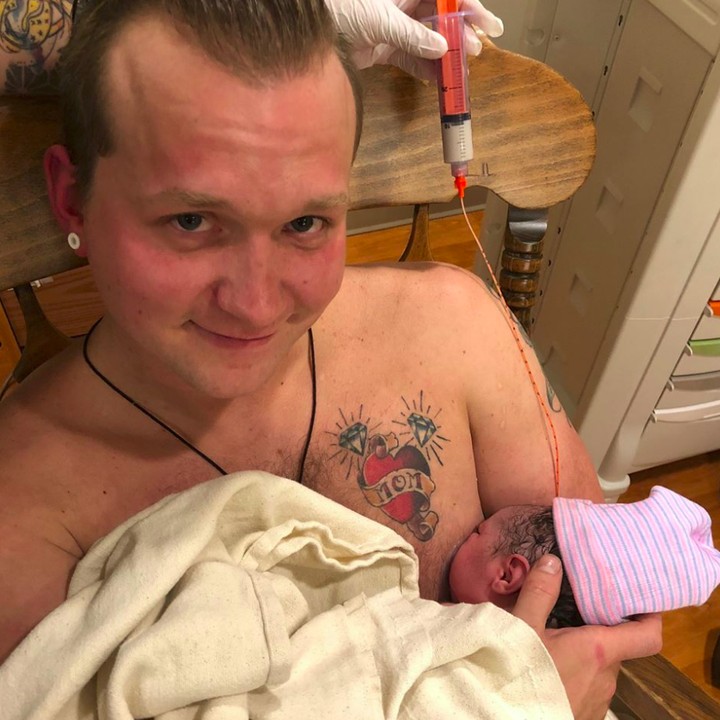 <p> Ayah bernama Maxamillian Kendall Neubauer ini nggak segan menyusui si kecil yang bernama Rosalia Lupita Valentino Neubauer. Rosalia lahir pekan lalu via operasi caesar. (Foto: Facebook Maxamillian Kendall Neubauer)</p>