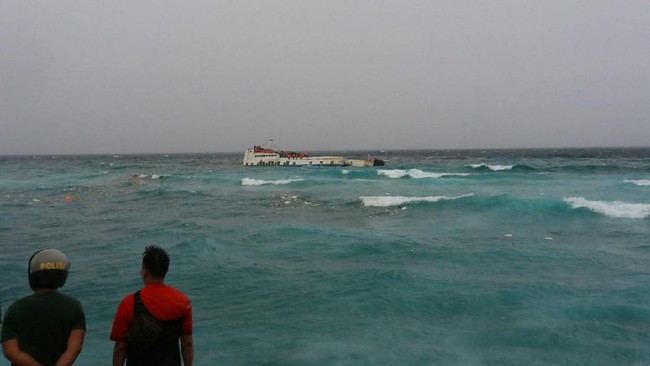 Polisi menyebut kondisi KMP Yunice dalam posisi tenggelam seluruhnya di Selat Bali. Petugas masih berupaya evakuasi penumpang.