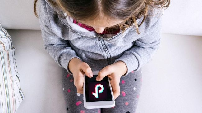Pengamat sosial budaya Devie Rahmawati, pemerintah punya andil membuat anak-anak tak punya kesadaran literasi media sehingga memakai Tik Tok dengan negatif.