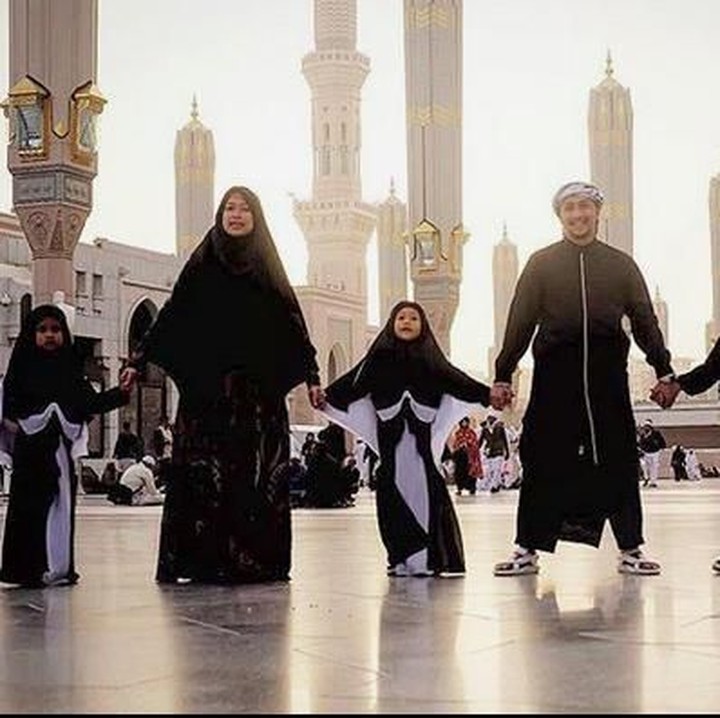 <p>Irfan dan keluarga saat menjalankan umrah bareng. Setuju kan kalau keluarga mereka dibilang kompak? (Foto: Awan Potret via Instagram @irfanhakim75)</p>