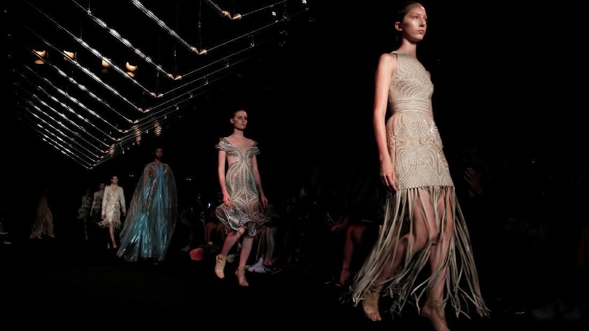 FOTO: 'Biologi' dalam Koleksi Busana Couture Iris Van Herpen