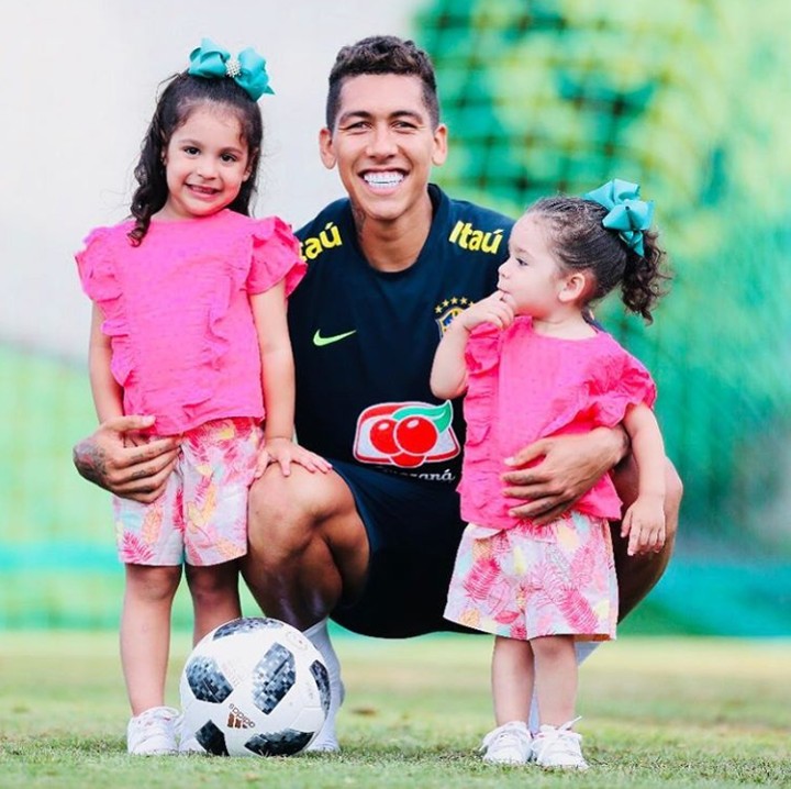 <p>Bersama kedua putrinya yang cantik, Valentina dan Bella. (Foto: Instagram @roberto_firmino)</p>