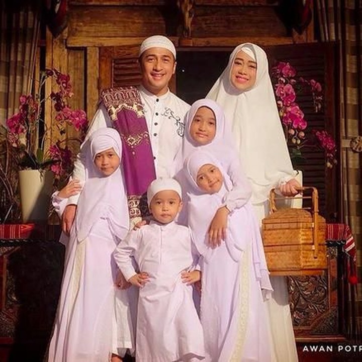 <p>Saat Lebaran, mereka kompak pakai baju serba putih. (Foto: Awan Potret via Instagram @irfanhakim75)</p>