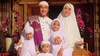 <p>Saat Lebaran, mereka kompak pakai baju serba putih. (Foto: Awan Potret via Instagram @irfanhakim75)</p>