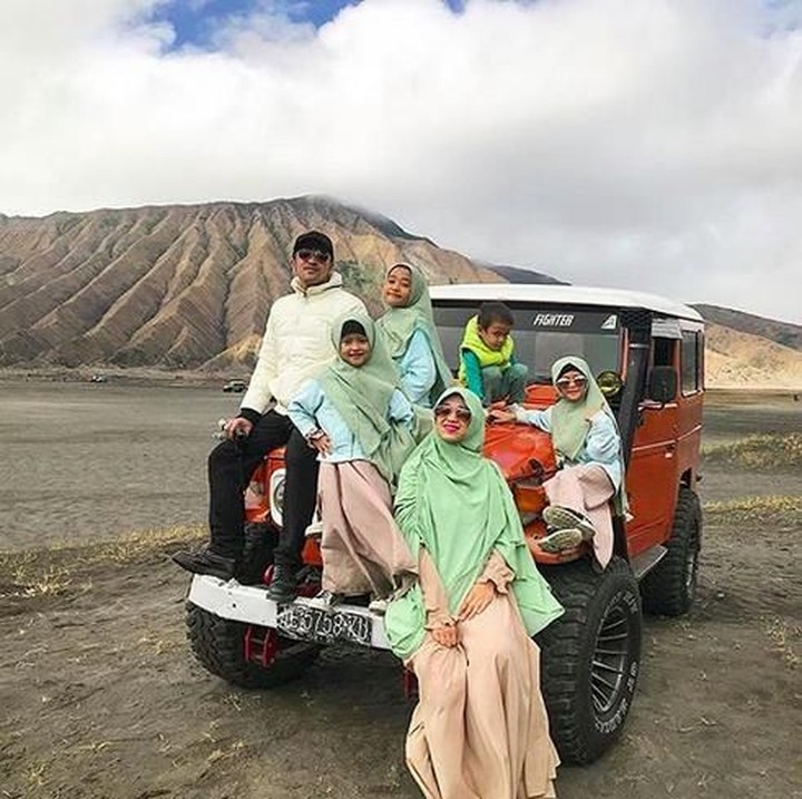 <p>Irfan bersama istri dan keempat anaknya lagi jalan-jalan ke Bromo. Mereka menumpang jeep. Dingin-dingin gaya mereka tetap kompak ya, Bun. (Foto: Instagram @irfanhakim75)</p>