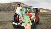 <p>Irfan bersama istri dan keempat anaknya lagi jalan-jalan ke Bromo. Mereka menumpang jeep. Dingin-dingin gaya mereka tetap kompak ya, Bun. (Foto: Instagram @irfanhakim75)</p>