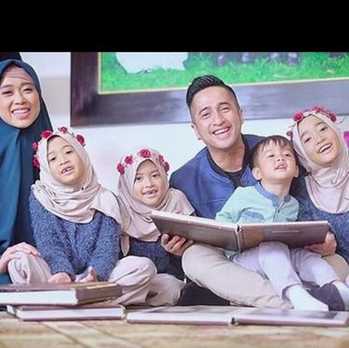 <p>Saat mengaji bareng. Siapa nih yang mengajinya paling bagus? (Foto: Awan Potret via Instagram @irfanhakim75)</p>
