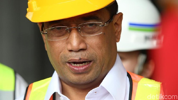 Menteri Perhubungan Budi Karya Sumadi dinyatakan positif terkena virus Corona, Bun. Berikut ini fakta-fakta terkait Budi Karya yang positif Covid-19 ini.