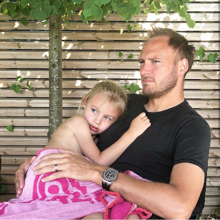 <p>Ketika si gadis kecil sedang bermanja-manja pada ayahnya... (Foto: Instagram @sofiegranqvist)</p>