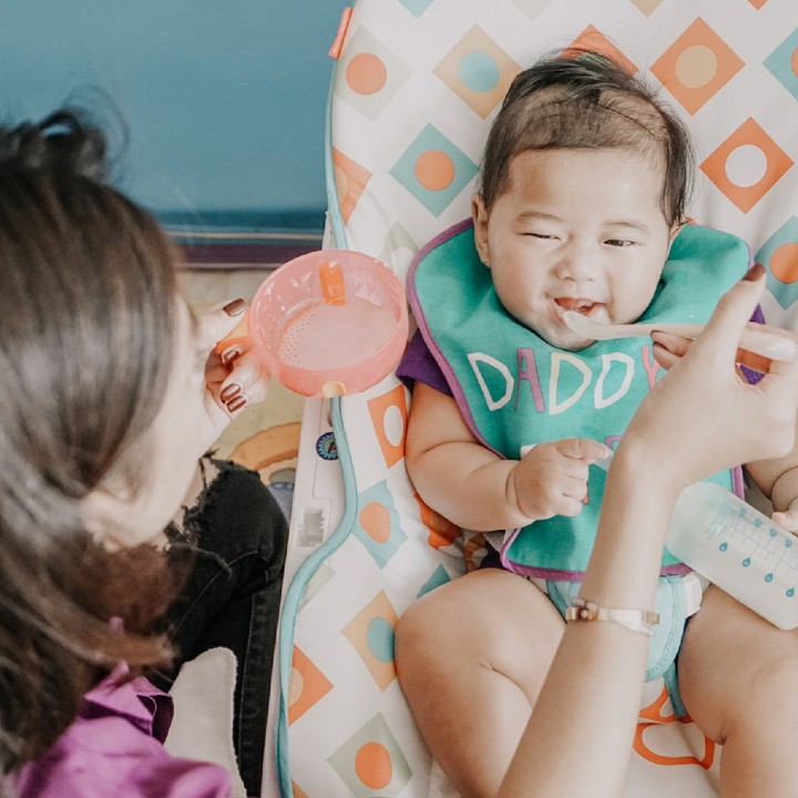 <p>Beginilah ekspresi happy Baby Gaia saat mencoba MPASI bubur beras campur ASI pertama kali. (Foto: Instagram/ruby_26)</p>