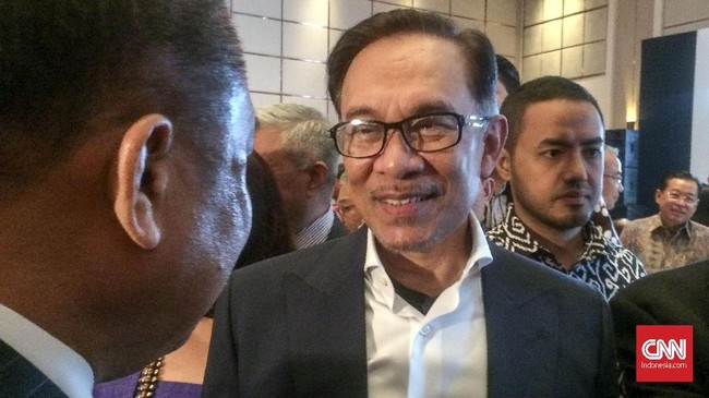 Anwar Ibrahim berkelakar mestinya dia yang menjadi PM Malaysia yang kini diduduki Mahathir Mohamad.