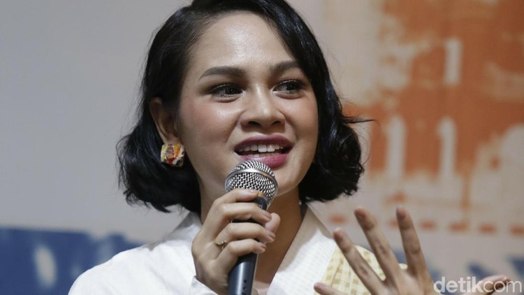 Penyanyi Andien menunjukkan kepedulian pada anak-anak korban gempa di Lombok, NTB dengan melakukan trauma healing untuk anak-anak.