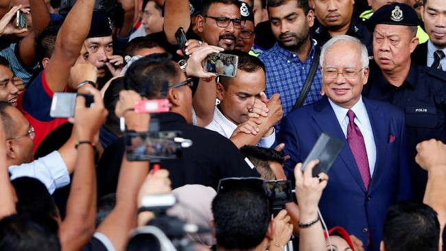 Para pendukung eks PM Malaysia Najib Razak dilaporkan telah menggalan dana ratusan ribu ringgit atau miliaran rupiah untuk membebaskannya dari tahanan.