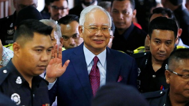 Mantan PM Malaysia, Najib Razak kembali diperiksa badan antikorupsi setempat karena diduga terlibat perkara dugaan rasuah proyek PLTS Hibrida.