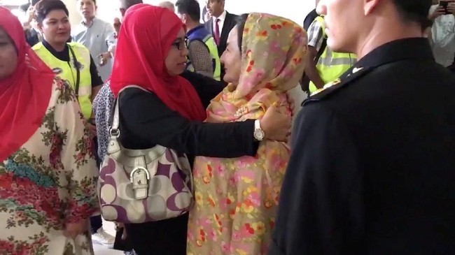Istri Najib Razak, Rosmah Mansor, menenangkan para pendukung yang menunggu proses persidangan suaminya di Pengadilan Kuala Lumpur, Malaysia, pada Rabu (4/7).