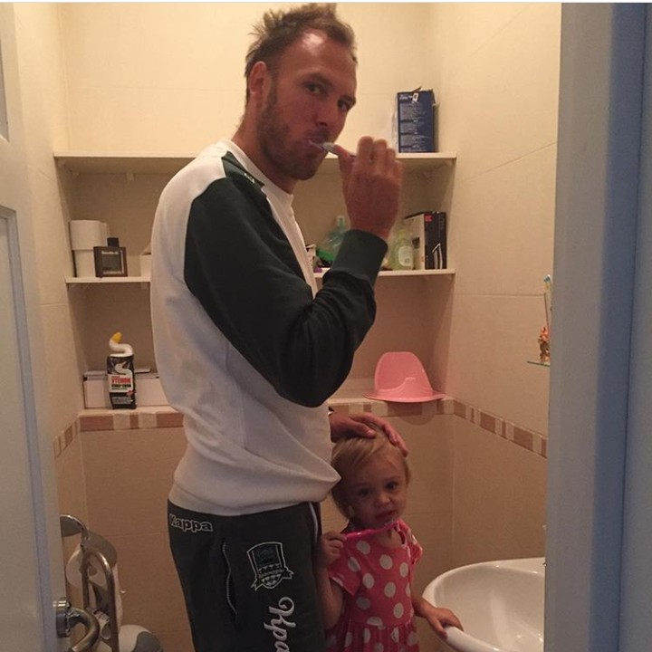 <p>Aih, manisnya, saat ayah dan putri kecilnya gosok gigi bersama. (Foto: Instagram @granqvistandreas)</p>