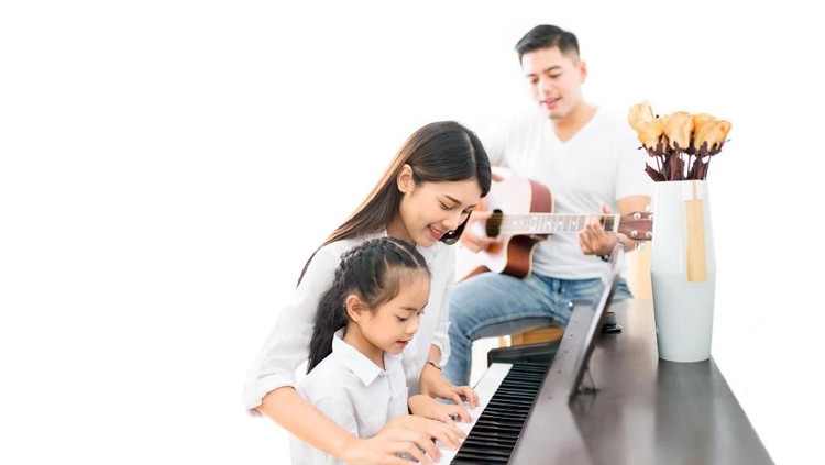Saat si kecil belajar main piano, mereka bisa mendapat manfaat untuk kemampuan berbahasanya lho, Bun.
