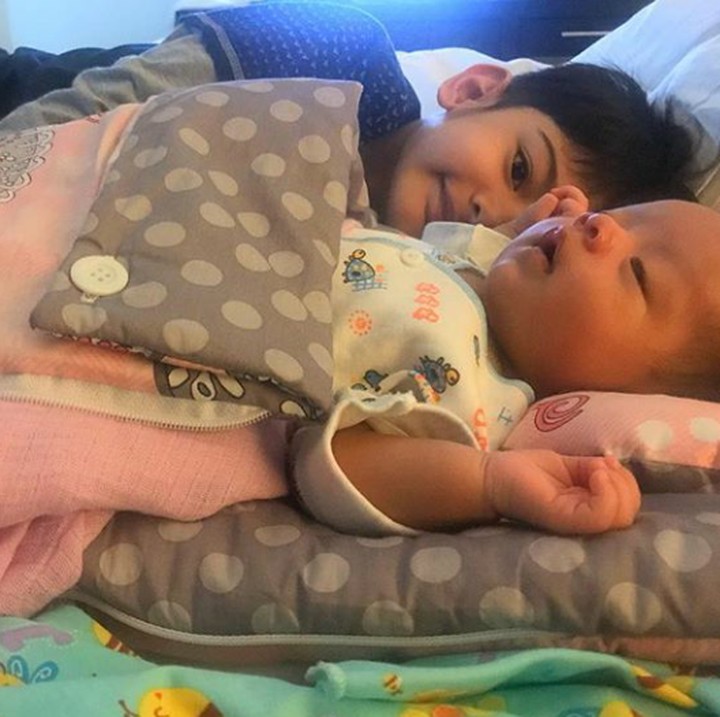 <p>Bang Faaz setia banget deh menemani adik Eijaz tidur. (Foto: Instagram @kingfaazrafiqreal)</p>