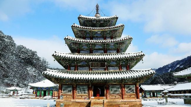 Biara-biara ini digunakan untuk beribadah umat Buddha sejak abad ke-7 hingga ke-9.