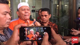 Ditahan KPK, Anggota DPD Rizal Sirait Genggam Tasbih